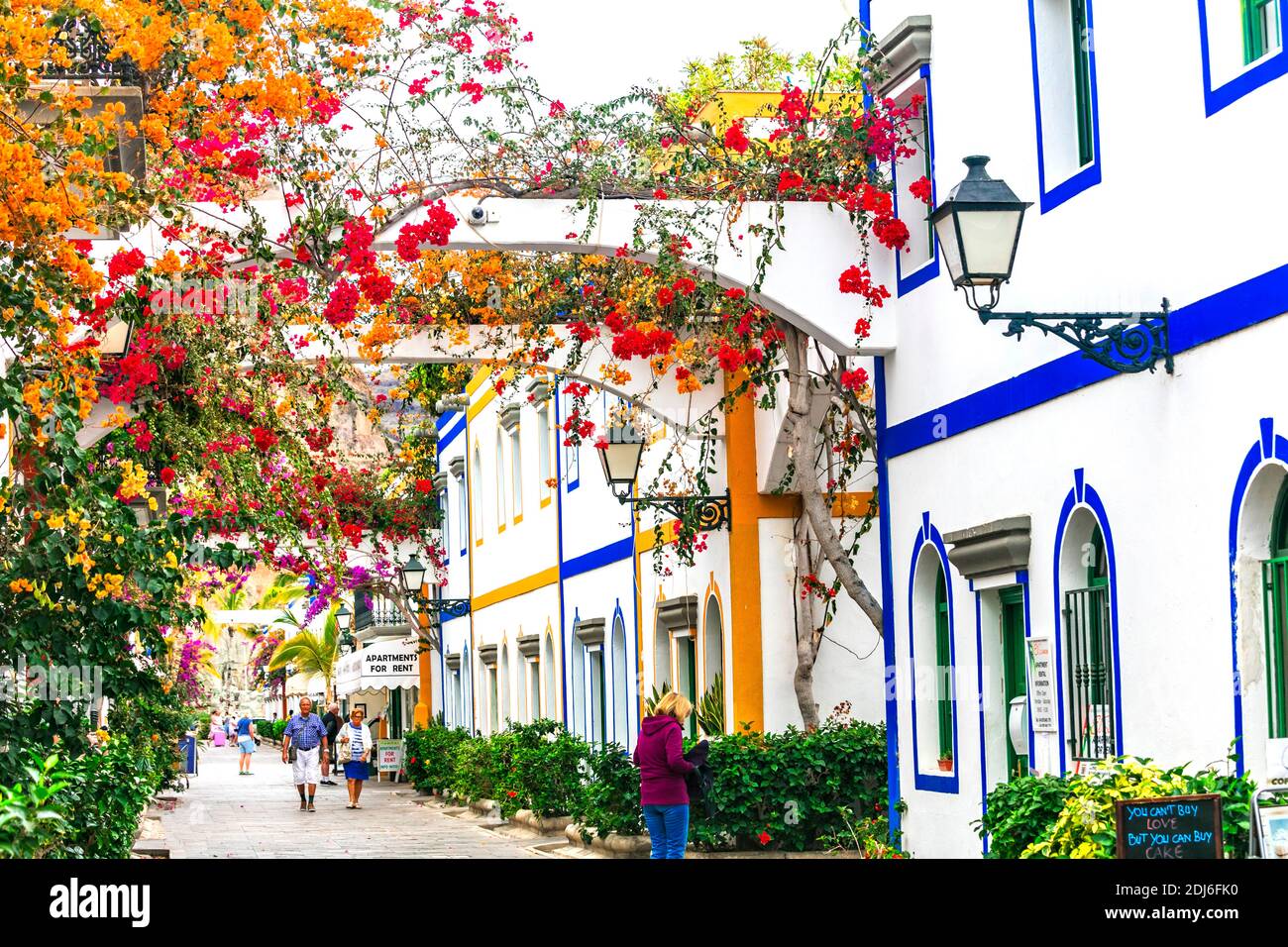 Charmante Blumenstraßen von Puerto de Mogan. Beliebter touristischer Ort in Grand Canary. Kanarische Inseln. jan 2019 Stockfoto
