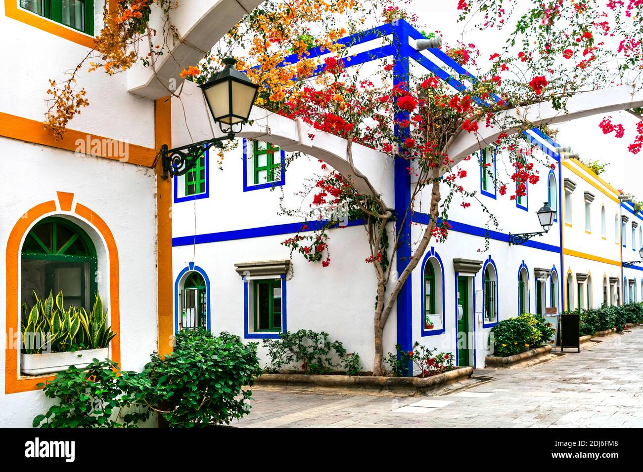 Charmante Blumenstraßen von Puerto de Mogan auf Gran Canaria (Gran Canaria), Kanarische Inseln Stockfoto