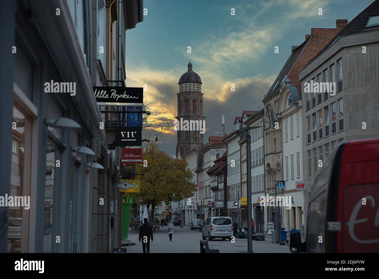 Göttingen Deutschland. Herbst 2020. Fußgängerzone Altstadt Einkaufsstraße mit St. Jacob Kathedrale Glockenturm im Hintergrund. Stockfoto