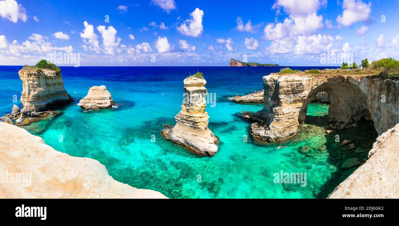 Schöne Meereslandschaft in Apulien. Italien. 'Torre di Sant Andrea' - berühmter Strand mit Felsformationen in der Nähe von Otranto Stadt Stockfoto