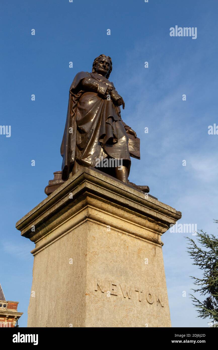 Statue von Sir Isaac Newton vor dem Guildhall Arts Centre, St Peters Hill, Grantham, Lincolnshire, Großbritannien. Stockfoto