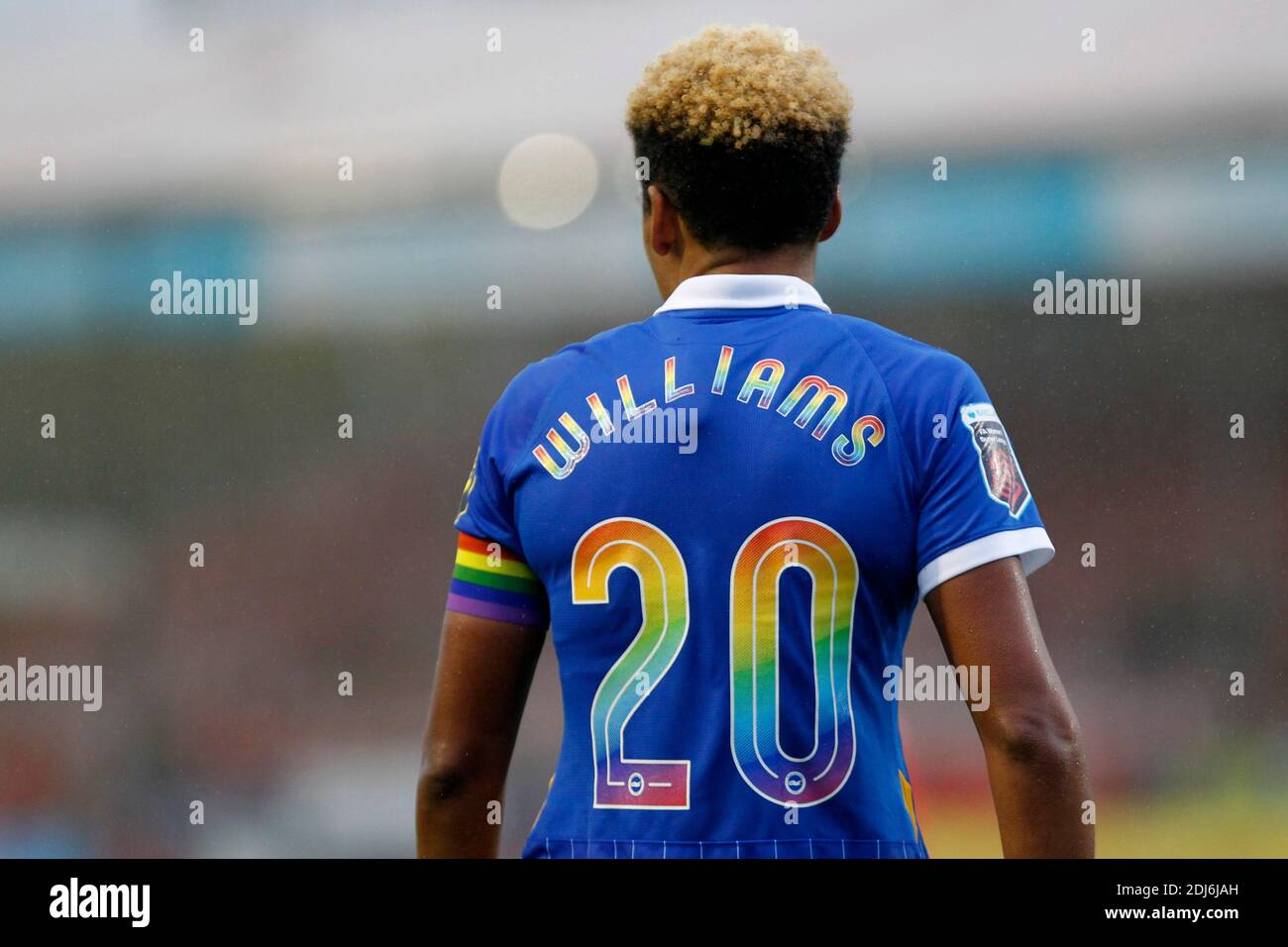 Crawley, Großbritannien. Dezember 2020. Victoria Williams von Brighton Women zeigt Stonewall Laces Farben in ihrem Trikot während des FAWSL-Matches zwischen Brighton und Hove Albion Women und Chelsea Women am 13. Dezember 2020 im People's Pension Stadium in Crawley, England. Foto von Carlton Myrie/Prime Media Images. Kredit: Prime Media Images/Alamy Live Nachrichten Stockfoto