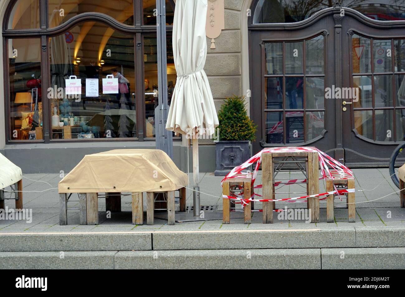 Lockdown wegen Covid-19 und Coronavirus in Konstanz, Deutschland. Restaurants und Terrassen sind geschlossen, Tische im Freien sind mit Folie oder Klebeband bedeckt. Stockfoto