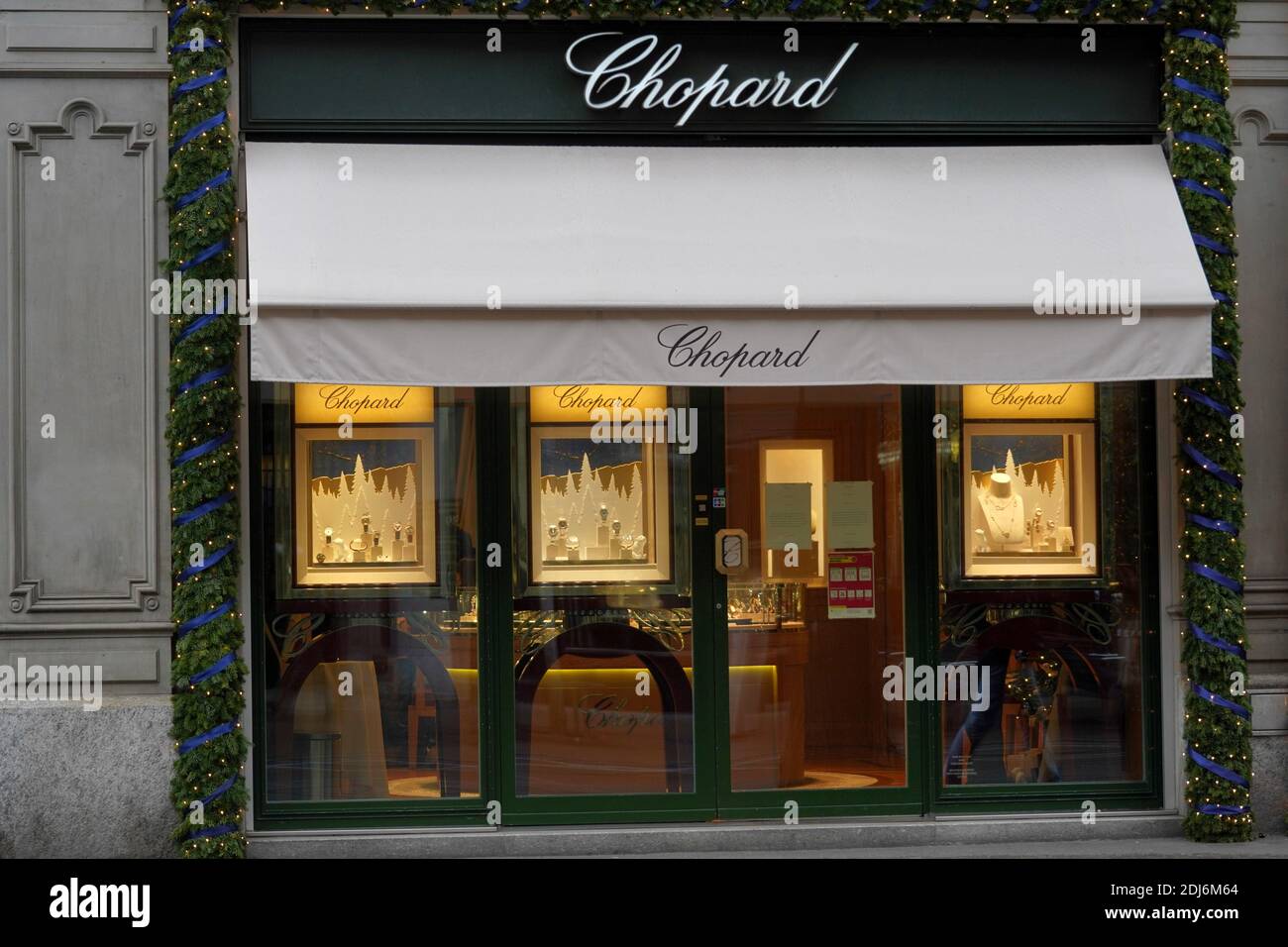 Zürich, Schweiz - 12 12 2020: Chopard, Schmuck- und Luxusuhren-Boutique in Zürich, Bahhofrstraße mit weihnachtlicher Dekoration am Eingang. Stockfoto