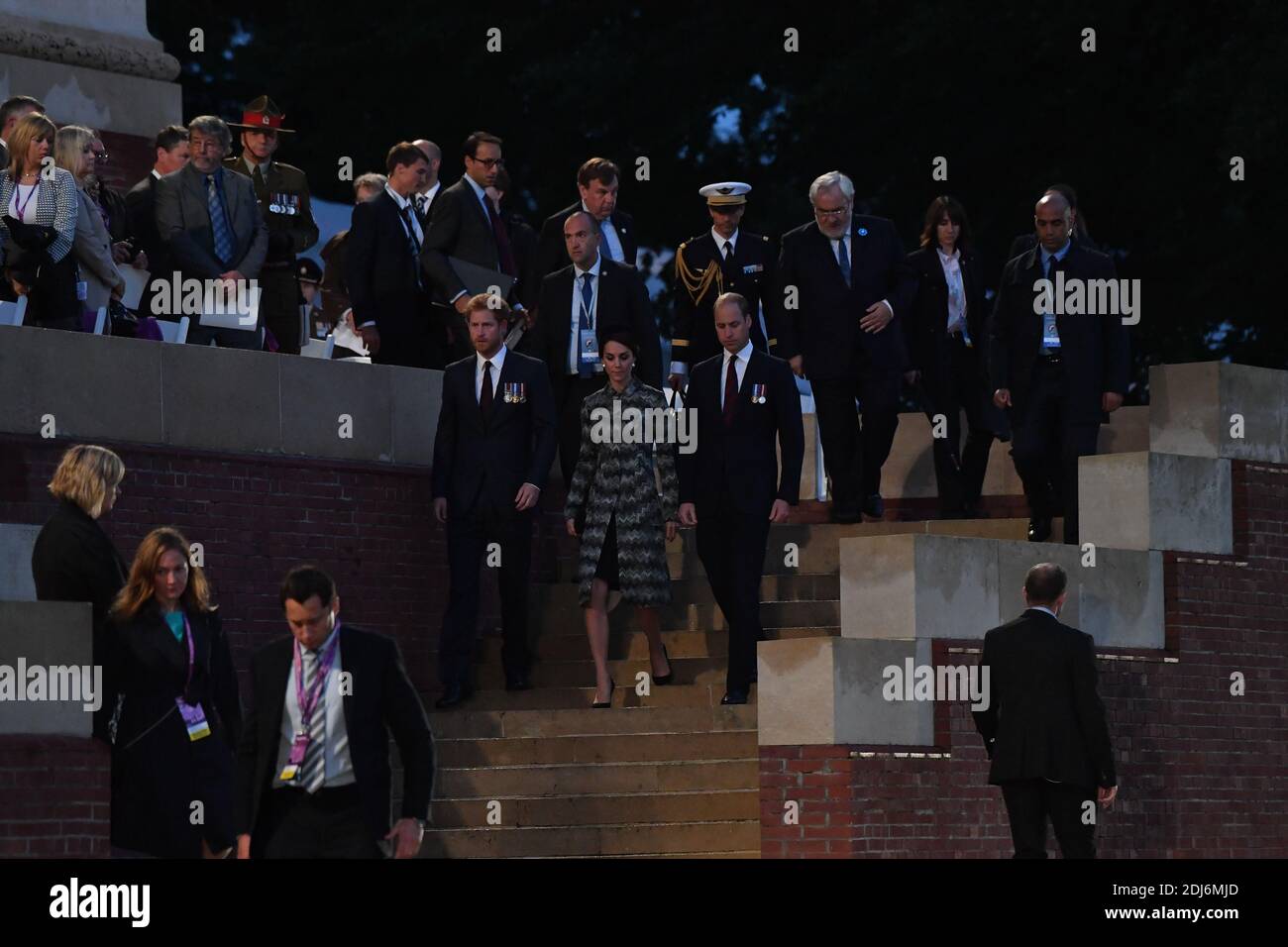 Großbritanniens Prinz William, Herzog von Cambridge und seine Frau Catherine, Herzogin von Cambridge zusammen mit Prinz Harry besuchen eine militärische Mahnwache am Thiepval Memorial im Rahmen der gedenkfeier zum 100. Jahrestag der Schlacht an der Somme, in Thiepval, in der Nähe von Amiens, Nordfrankreich am 30. Juni 2016. Foto von Christian Liewig/ABACAPRESS.COM Stockfoto