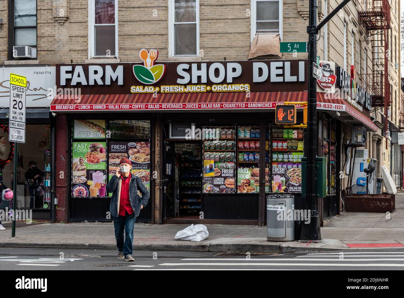 Eine Bodega im Park Slope Viertel von Brooklyn, New York, am 13. Dezember 2020. Seit COVID-19 die Stadt heimgesucht hat, haben die Nachbarschaftsgeschäfte einen erheblichen Anstieg der Kriminalität erfahren. (Foto von Gabriele Holtermann/Sipa USA) Quelle: SIPA USA/Alamy Live News Stockfoto