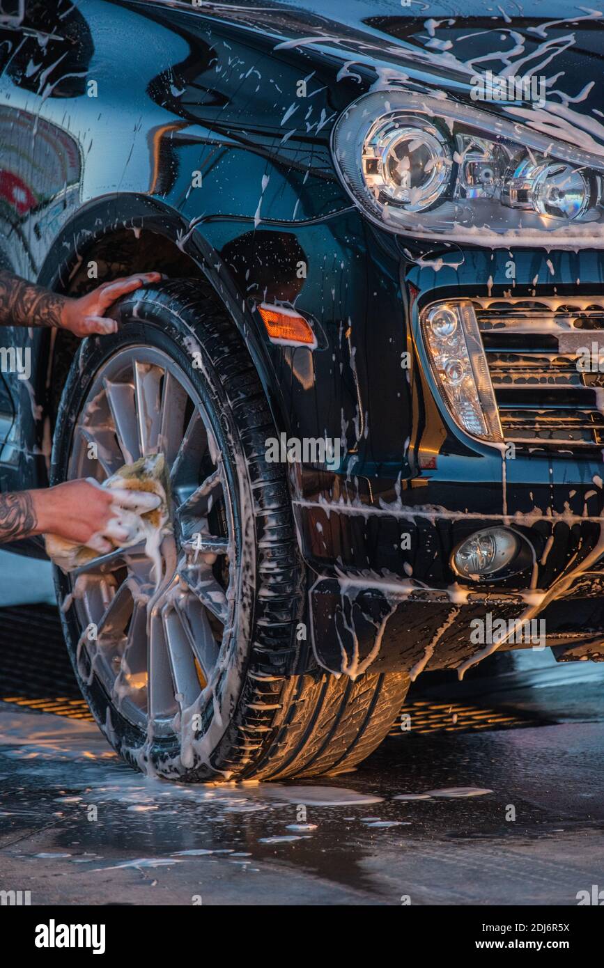 Waschen des Autos. Ein schwarzes Auto bei einer Waschanlage waschen.  Sauberes Auto Stockfotografie - Alamy