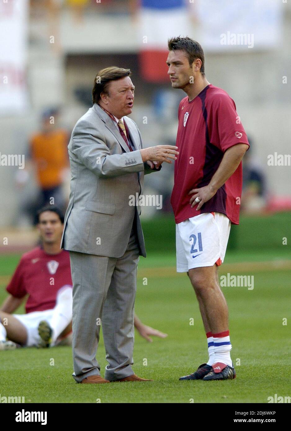 Otto Baric ist tot. Der ehemalige Nationaltrainer der österreichischen Fußballmannschaft starb im Alter von 88 Jahren. Archivfoto: Kroatien-Frankreich 2-2 Otto BARIC, Trainer Kroatien im Gespräch mit Robert KOVAC 17.06.2004, Euro2004, Fußball-Europameisterschaft 2004, vom 12.06.-04.07.2004 in Portugal - weltweite Nutzung Stockfoto