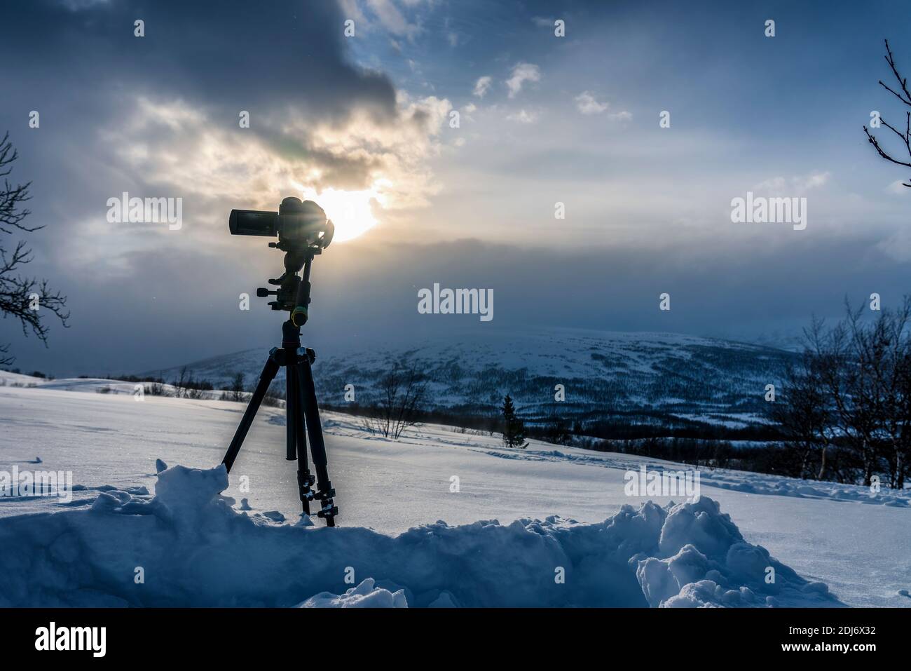 Aufnahme von schönen Blick auf die Berglandschaft auf professionelle Videokamera, stehend auf Stativ. Sonne, Wolken, Winterblick Stockfoto