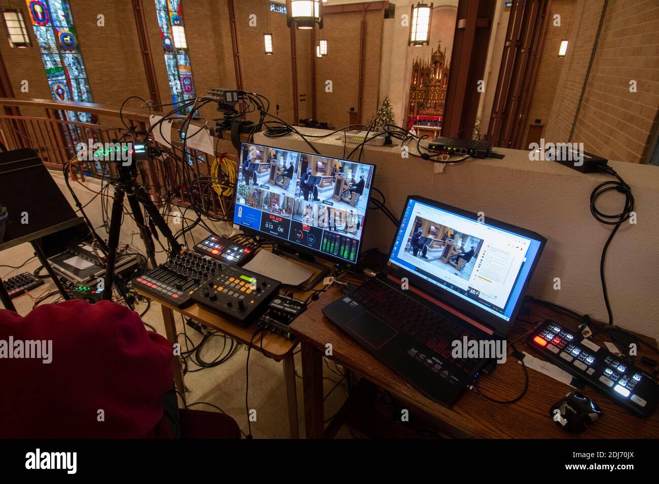 13. Dezember 2020, Austin TX USA: Ein Mitglied der Lutherischen Kirche Saint Martin in der Innenstadt von Austin nutzt eine Reihe von Technologien, um am dritten Adventssonntag einen virtuellen Dienst zu produzieren, der live auf YouTube und Facebook an Hunderte von Gemeindemitgliedern gestreamt wird. Aufgrund der Coronavirus-Pandemie werden seit Monaten nahezu Dienste abgehalten. ©Bob Daemmrich Stockfoto