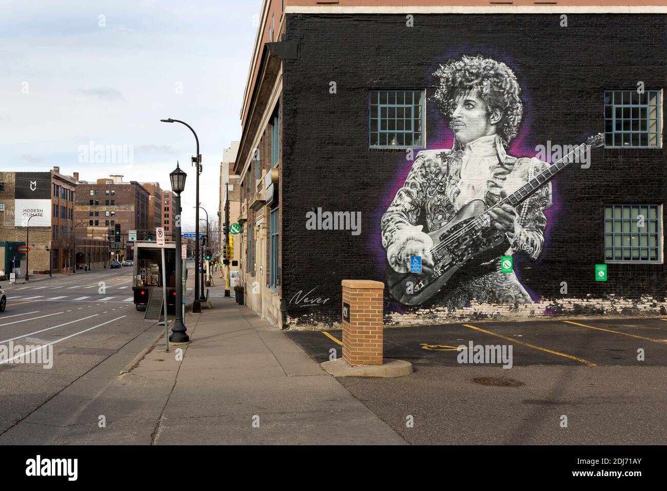 Gemalte Wandgemälde von amerikanischen Sänger, Songwriter, Musiker, Plattenproduzent, Tänzer, Schauspieler Prince in der Innenstadt von Minneapolis, Minnesota. Stockfoto