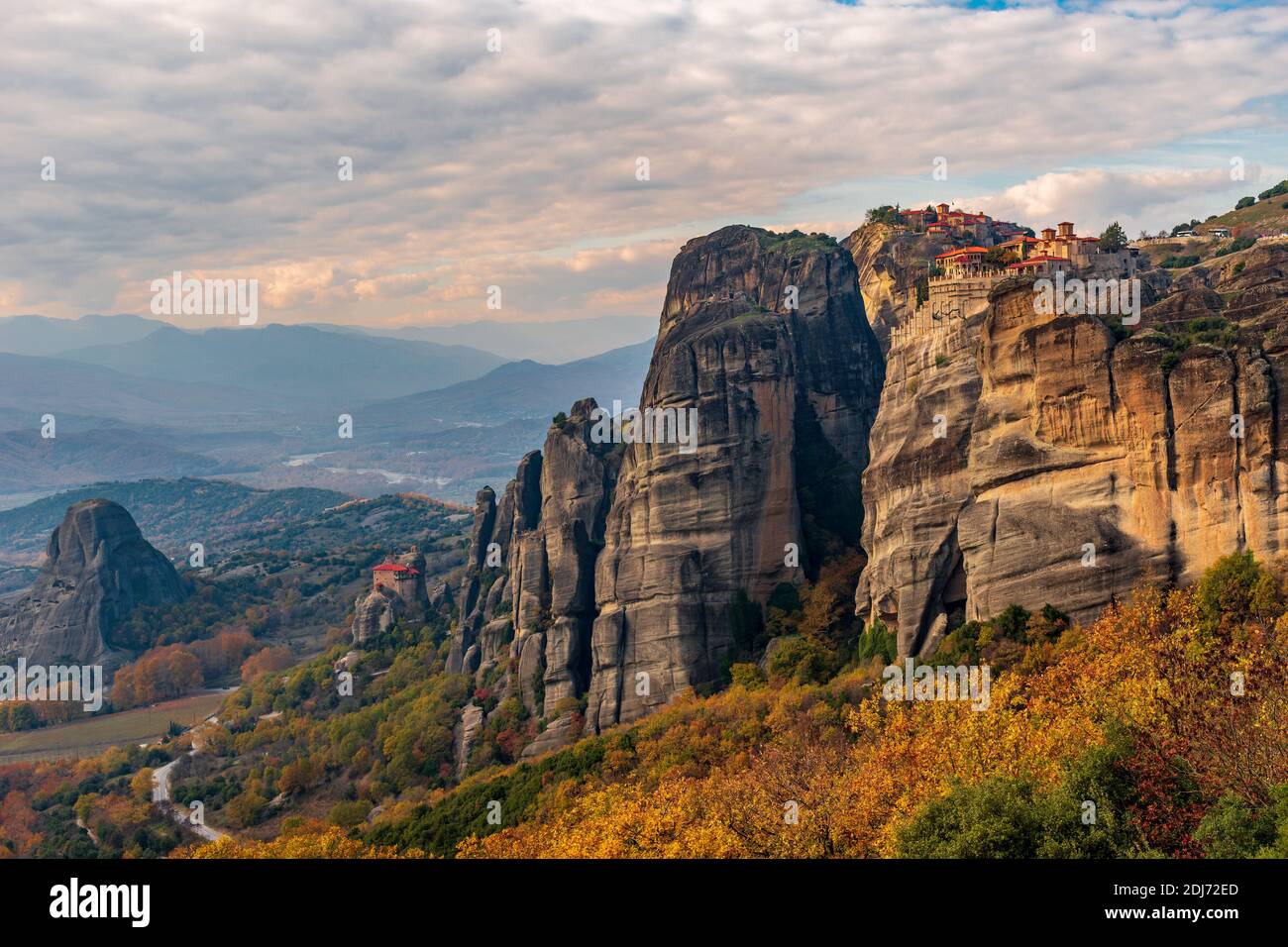 Panoramablick auf meteora Klöster Agios nikolaos Klöster, Varlaam , Grand Meteoro , ein unesco-Weltkulturerbe, auf einem einzigartigen Felsen entfernt Stockfoto