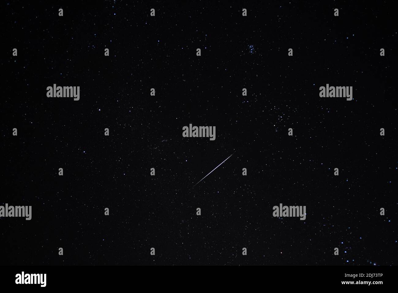 Meteor fallende Sternform auf Nacht Sternenhimmel, Universum Raum, Wissenschaft Hintergrund Stockfoto