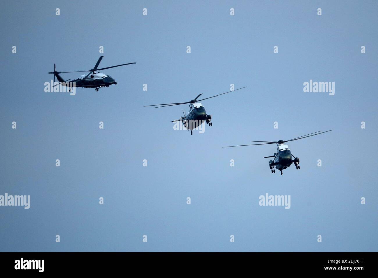 Mit US-Präsident Barack Obama und First Lady Michelle Obama an Bord wird Marine One von zwei weiteren Hubschraubern des Marine Helicopter Squadron One begleitet, bevor sie am 12. Juli 2016 auf dem South Lawn des Weißen Hauses in Washington, DC, USA landet. Die Obamas kehrten aus Dallas zurück, wo sie an einem öffentlichen Gedenkgottesdienst für die fünf Polizisten aus Dallas teilnahmen, die letzte Woche während einer Demonstration von Black Lives Matter von einem Scharfschützen getötet wurden. Foto von Chip Somodevilla/Pool/ABACAPRESS.COM Stockfoto