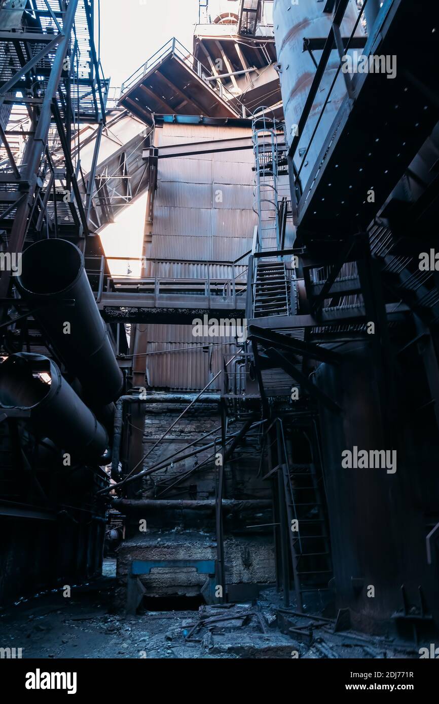 Hochofen von metallurgischen Anlagen oder Chemiefabrik, große Stahl Industriegebäude und Pipelines. Stockfoto