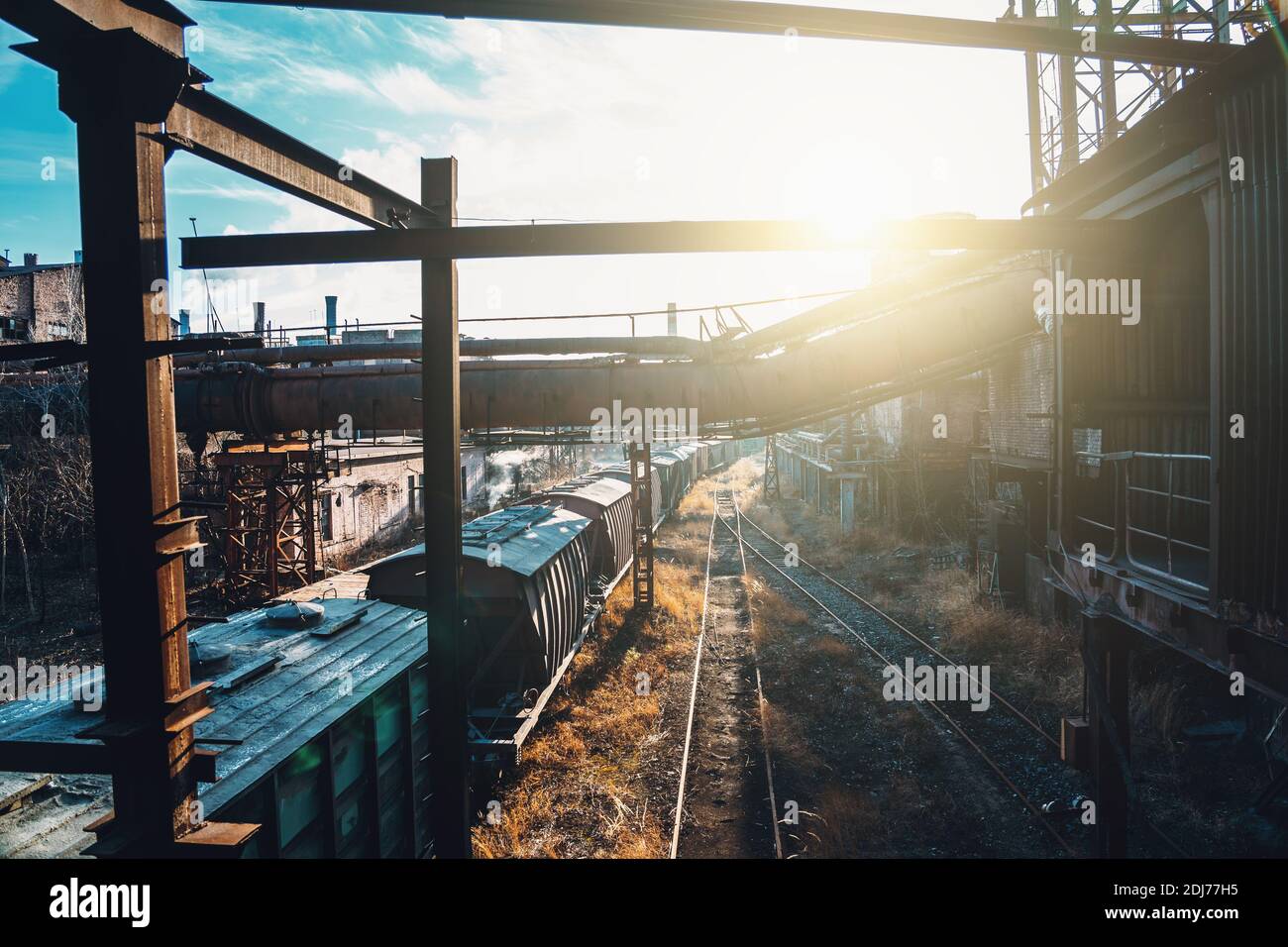 Hochofen von metallurgischen Anlagen oder Chemiefabrik mit industriellen Eisenbahn- und Güterwagen. Stockfoto