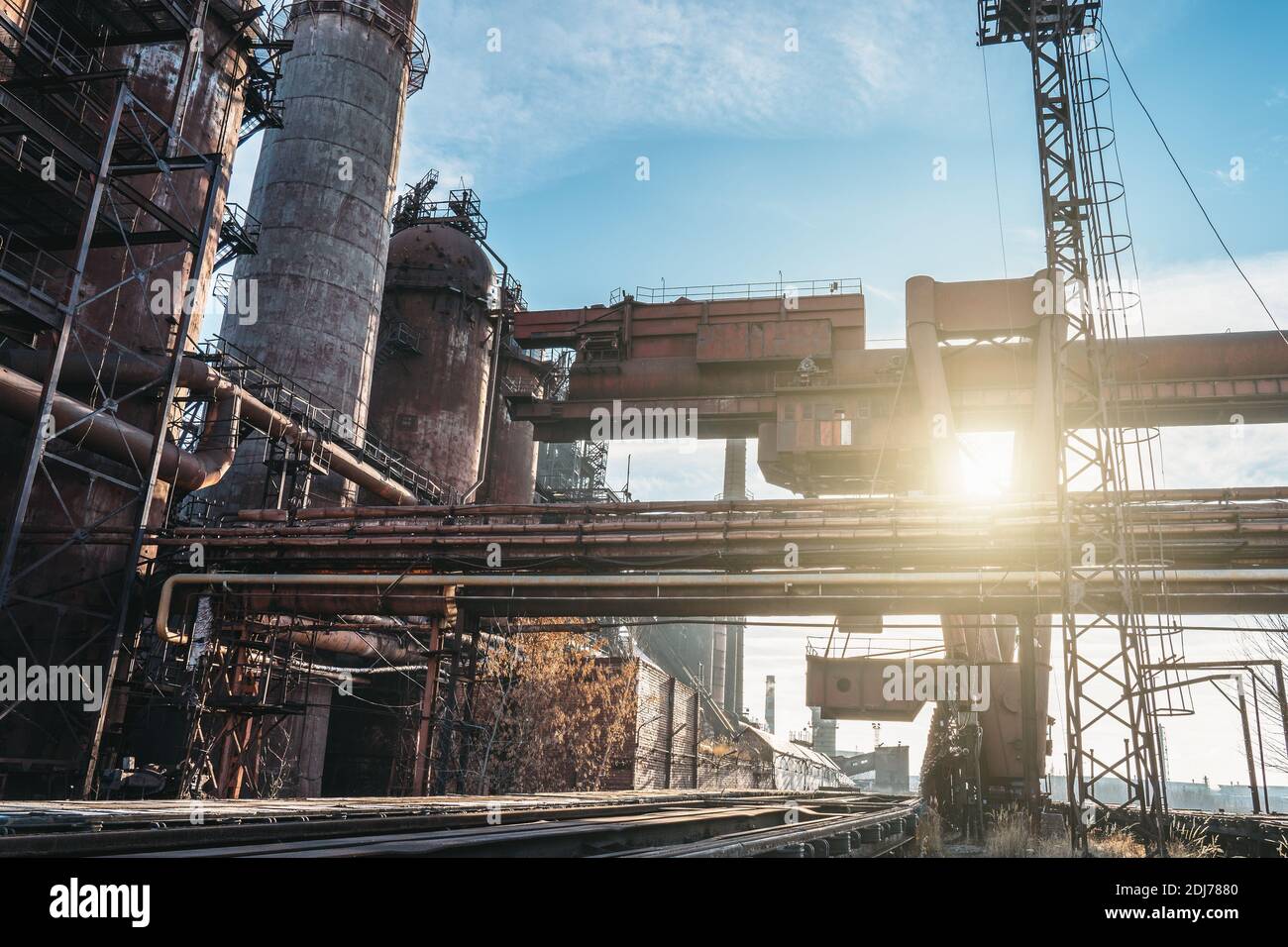 Hochofen von metallurgischen Anlagen oder Chemiefabrik mit industriellen Eisenbahn- und Güterwagen. Stockfoto