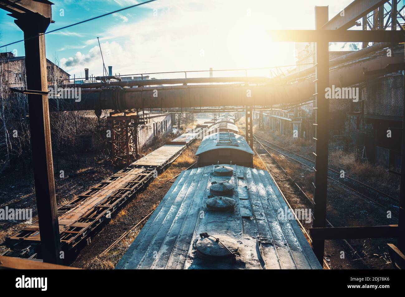 Hochofen von metallurgischen Anlagen oder Chemiefabrik mit industriellen Eisenbahn- und Güterwagen. Stockfoto