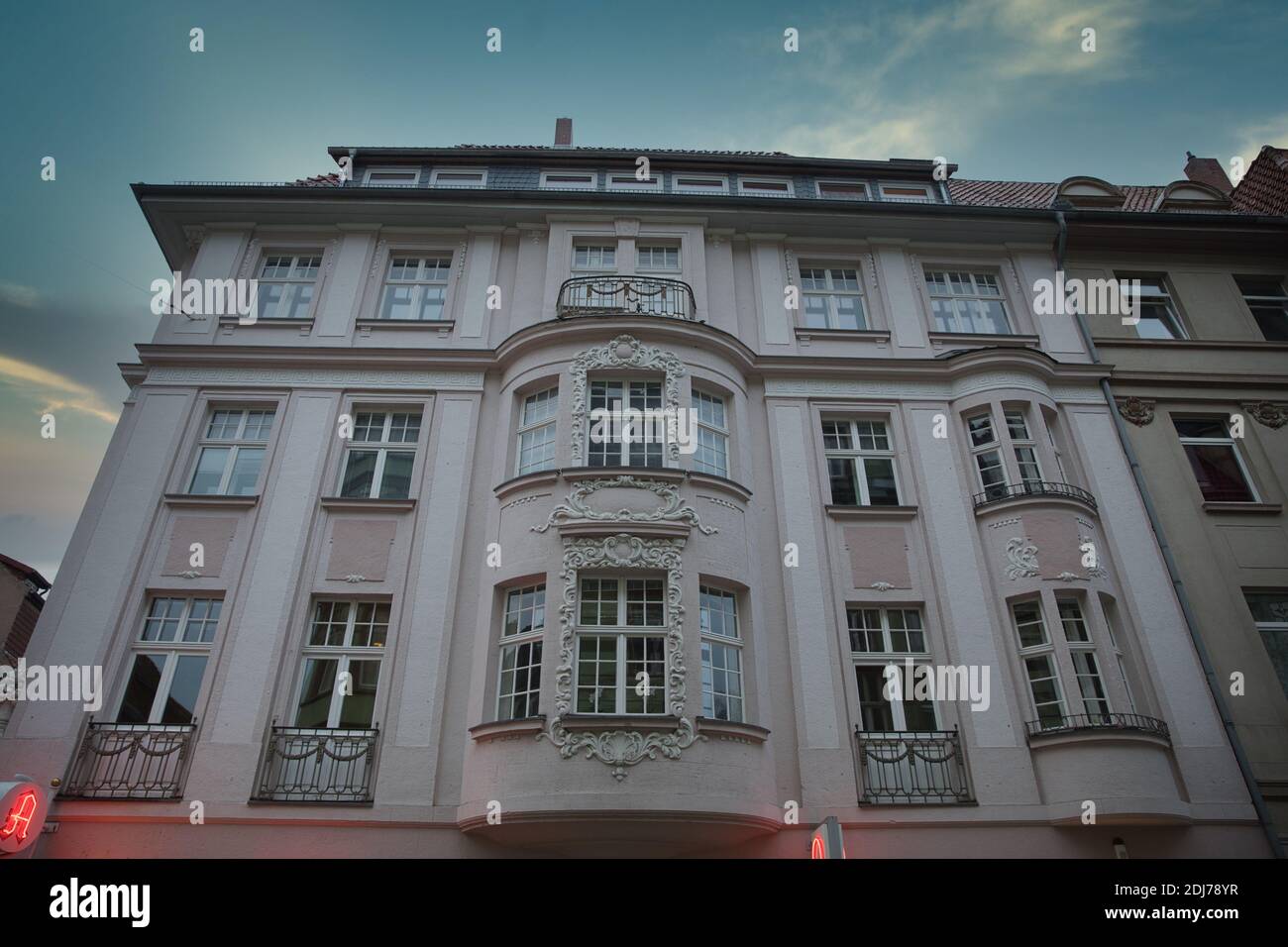 Klassisches Gebäude außen in Göttingen Stadtzentrum Deutschland. Low-Angle-Ansicht. Stockfoto