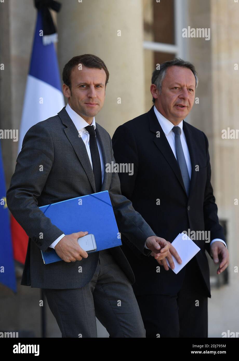 Der Minister für Wirtschaft, Industrie und Digitalsektor Emmanuel Macron und der Staatssekretär für Sport Thierry Braillard verlassen den Präsidentenpalast Elysee nach einem eingeschränkten Verteidigungs- und sicherheitsrat nach dem Angriff von Nizza in Paris am 16. Juli 2016. Frankreich begann eine Phase der nationalen Trauer um die 84 Menschen, die am 14. Juli 2016 von einem Tunesier in eine Menschenmenge gerammt wurden, als Ermittler versuchten, am Samstag festzustellen, ob er vom radikalen Islam motiviert war. Es gibt keinen Anspruch auf Verantwortung für den Angriff, bei dem Mohamed Lahouaiej-Bouhlel, 31, einen 19-t-Angriff zerschlug Stockfoto