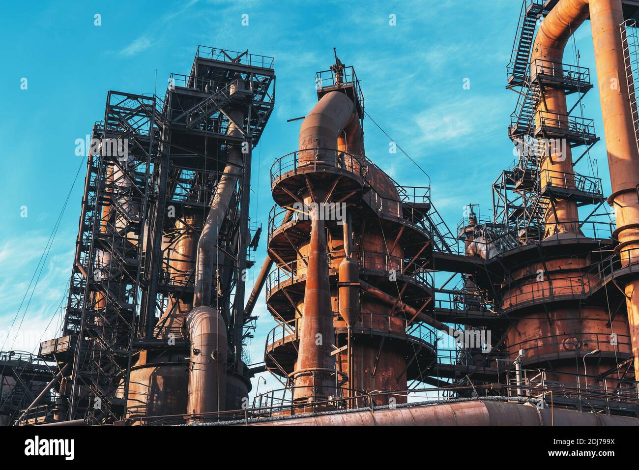 Hochofen von metallurgischen Anlagen oder Chemiefabrik, große Stahl Industriegebäude und Pipelines. Stockfoto
