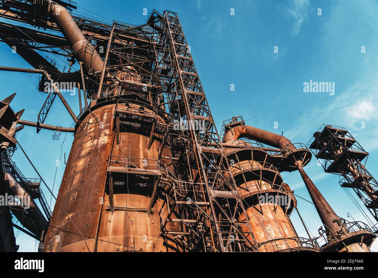Hochofen von metallurgischen Anlagen oder Chemiefabrik, große Stahl Industriegebäude und Pipelines. Stockfoto