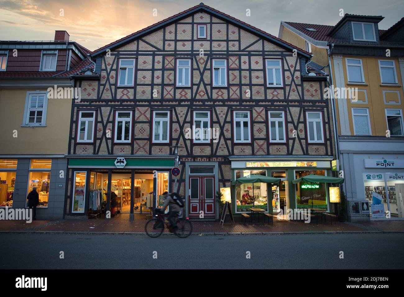 Göttingen Deutschland. Herbst 2020. Altstadtgebäude mit einzigartigem Musterdesign und Geschäften in der Abenddämmerung. Stockfoto