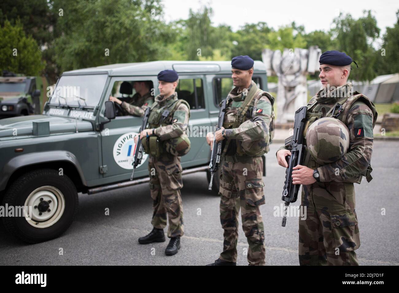 Französische Soldaten der "Operation Sentinelle" stehen am Montag, den 25. Juli 2016, im Militärstützpunkt und Kommandozentrum für den Anti-Terror-Plan "Vigipirate" Frankreichs im Fort von Vincennes bei Paris zur Verfügung. Präsident Hollande traf mit Truppen zusammen, die für die Anti-Terror-Operation "Sentinelle" mobilisiert wurden. Während seines Besuchs versprach er, während des Ausnahmezustands die finanziellen Maßnahmen für militärische Zwecke zu erhöhen. Foto von Kamil Zihnioglu/Pool/ABACAPRESS.COM Stockfoto