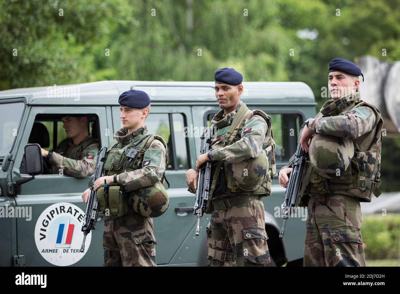 Französische Soldaten der "Operation Sentinelle" stehen am Montag, den 25. Juli 2016, im Militärstützpunkt und Kommandozentrum für den Anti-Terror-Plan "Vigipirate" Frankreichs im Fort von Vincennes bei Paris zur Verfügung. Präsident Hollande traf mit Truppen zusammen, die für die Anti-Terror-Operation "Sentinelle" mobilisiert wurden. Während seines Besuchs versprach er, während des Ausnahmezustands die finanziellen Maßnahmen für militärische Zwecke zu erhöhen. Foto von Kamil Zihnioglu/Pool/ABACAPRESS.COM Stockfoto