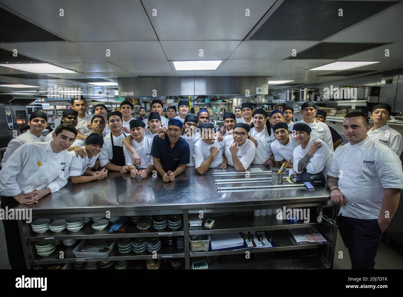 Erfolgreiches multinationales Team von Restaurantmitarbeitern, die professionell zusammenstehen Küche in Dubai, Vereinigte Arabische Emirate Stockfoto