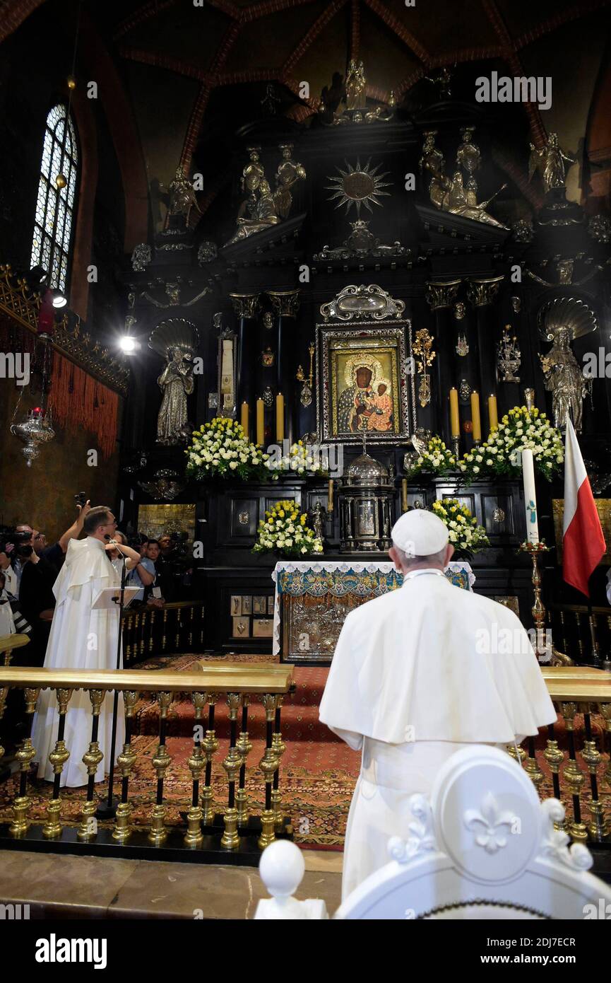 Papst Franziskus betet am 28. Juli 2016 an der Ikone der Schwarzen Madonna von Tschenstochau in der Kapelle des Wunderbildes im Kloster Jasna Gora in Tschenstochau, Polen. Papst Franziskus ist in Polen, um den Weltjugendtag zu feiern, an dem Hunderttausende von Jugendlichen aus der ganzen Welt teilnehmen. Foto von ABACAPRESS.COM Stockfoto