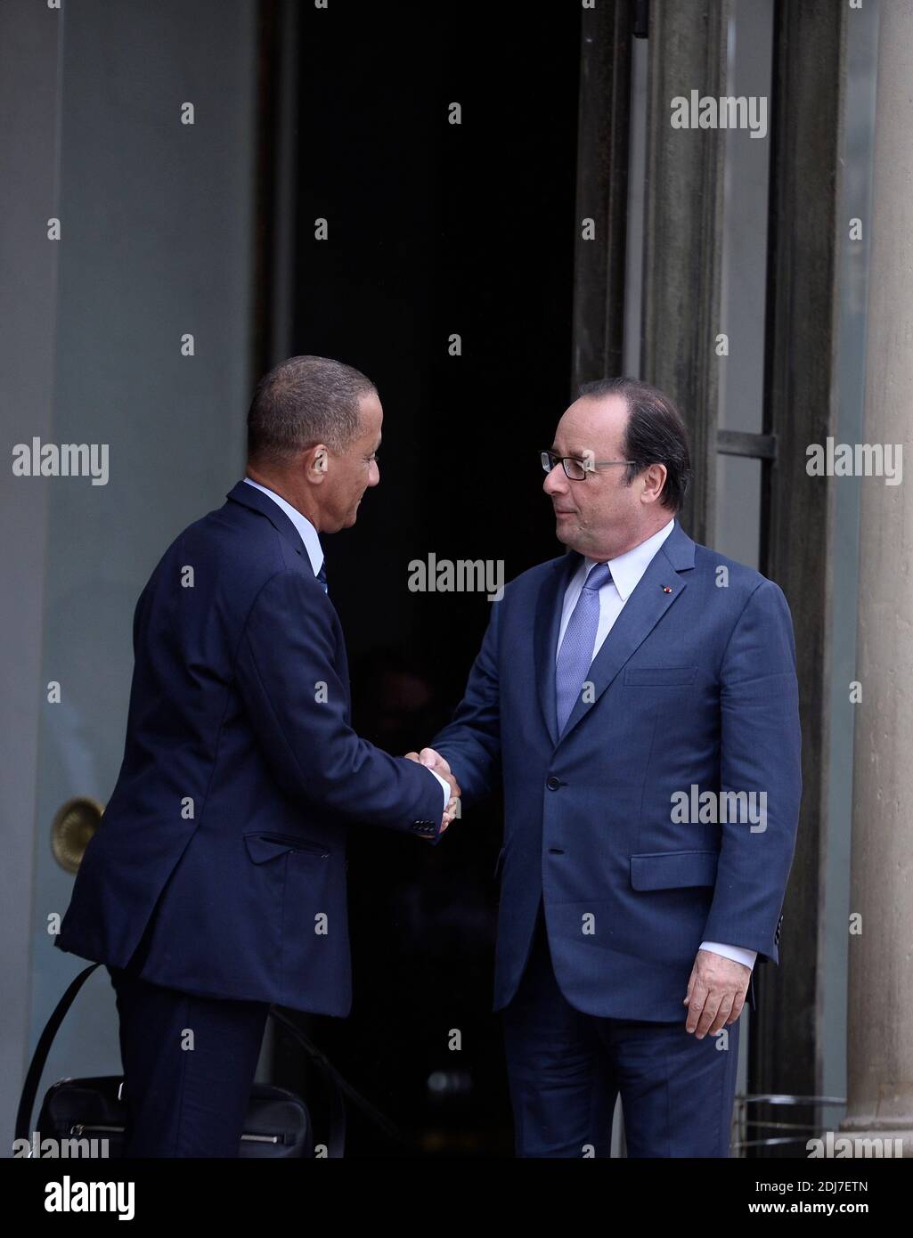 Präsident Rodolphe Alexandre (L) trifft sich mit dem französischen Präsidenten Francois Hollande (R) bei einem Treffen im Präsidentenpalast Elysee in Paris am 2. August 2016. Foto von Eliot Blondt/ABACAPRESS.COM Stockfoto