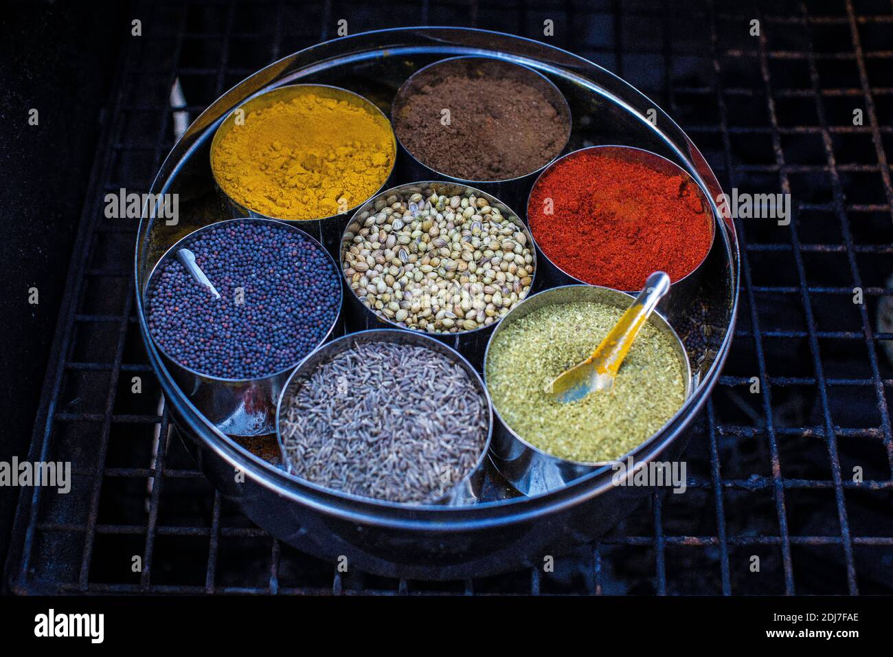 Hochwertige, von Hand gemischte und aus dem Haus stammende Gewürze für die indische Küche Stockfoto