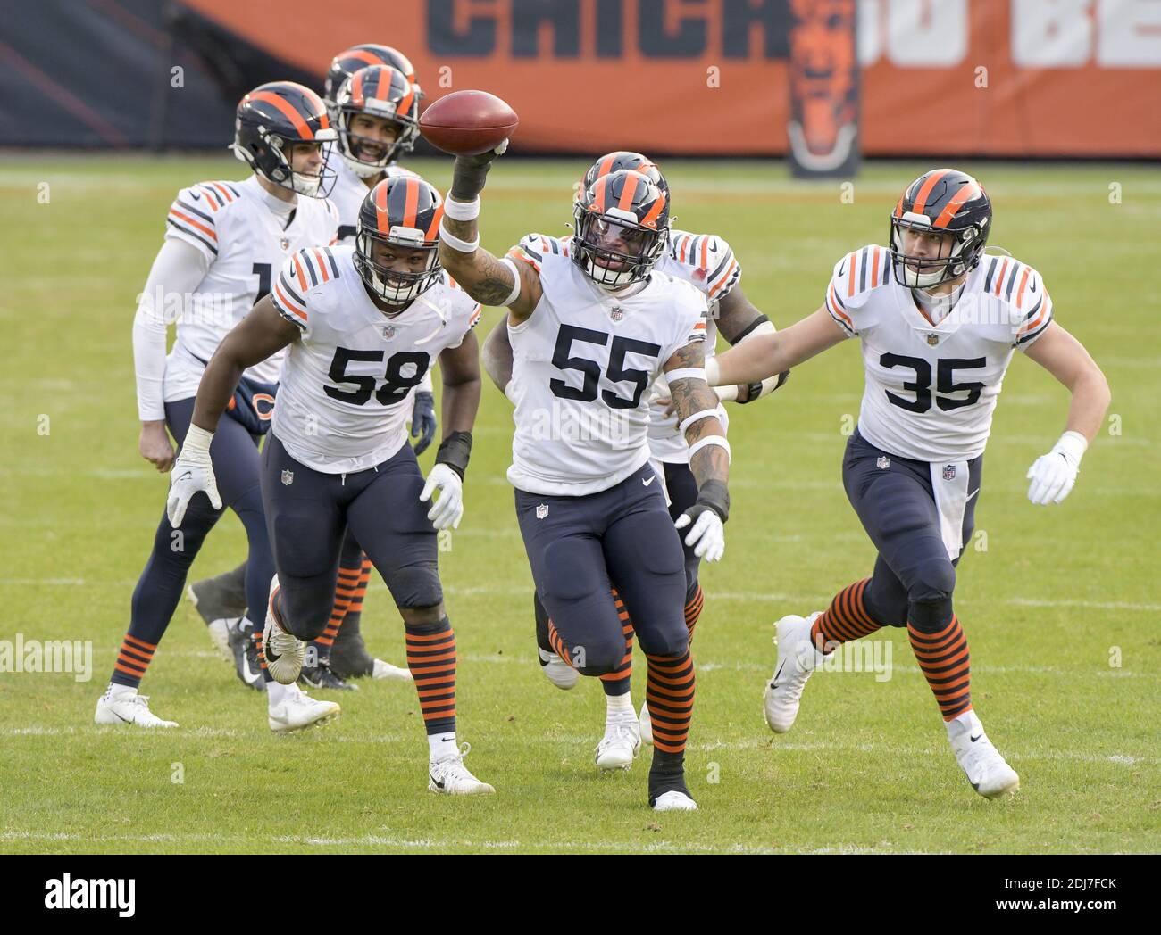 Chicago, Usa. Dezember 2020. Chicago bears Linebacker Josh Woods (55) feiert seine Genesung des Houston Texans Wide Receiver Keke Coutees (16) fummble während des vierten Quartals im Soldier Field in Chicago am Sonntag, 13. Dezember 2020. Die Chicago Bears besiegten die Houston Texans 36-7. Foto von Mark Black/UPI Kredit: UPI/Alamy Live News Stockfoto