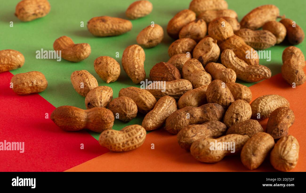 Geschälte Erdnüsse auf gut Erdnüsse. Erdnüsse in der Schale roh. Stockfoto