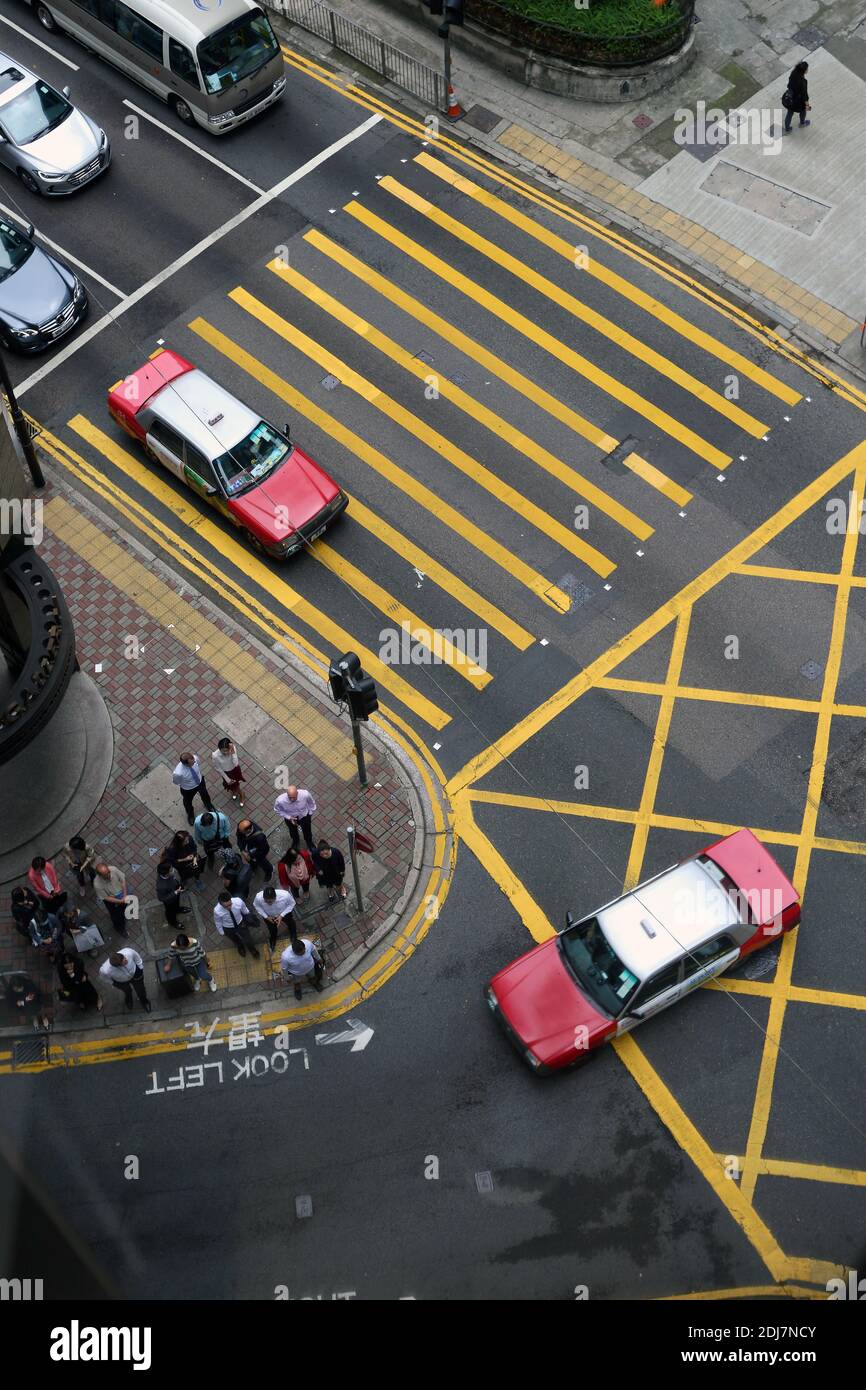 Malerische Aussicht auf Queens Road, in Zentral-Hong Kong am Tag von oben. Fußgängerüberweg. Stockfoto