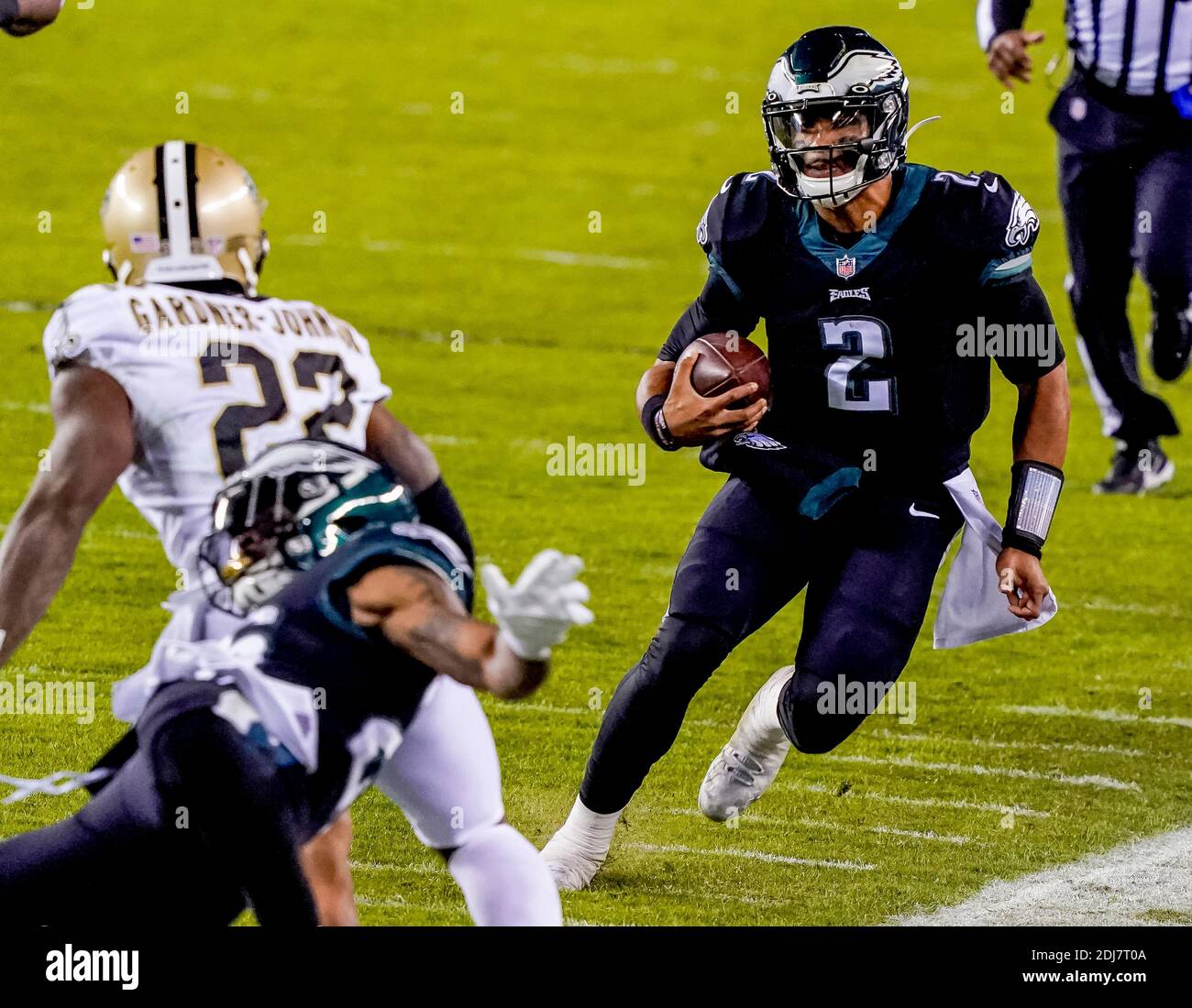 Philadelphia, PA, USA. Dezember 2020. 13. Dezember 2020: Philadelphia Quarterback Jalen Hurtsr uns der Ball während der NFL Fußball-Matchup zwischen den New Orleans Saints und den Philadelphia Eagles am Lincoln Financial Field in Philadelphia, Pennsylvania. Scott Serio/Cal Sport Media/Alamy Live News Stockfoto