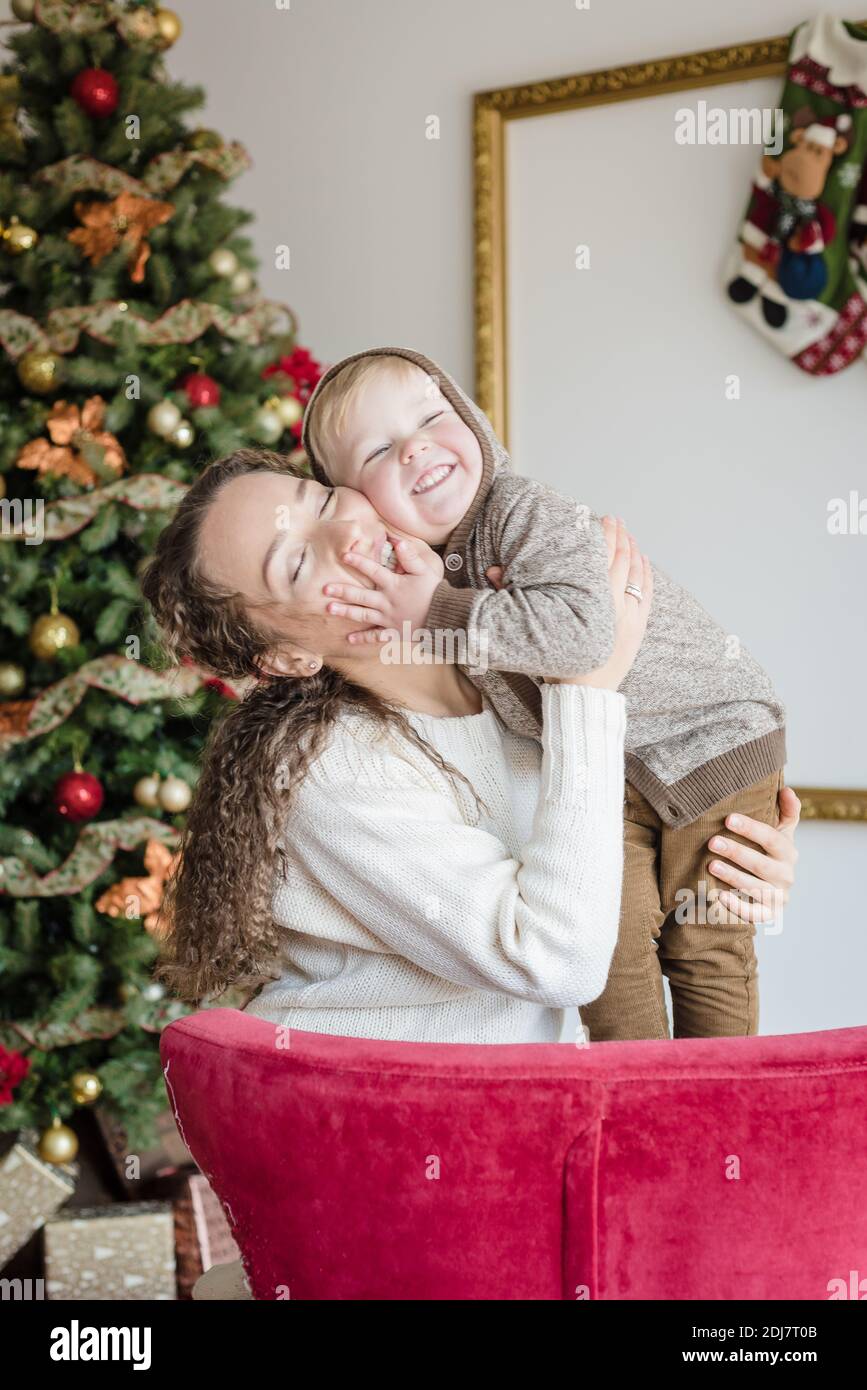 Glückliche Mutter und ihr Sohn feiern zu Hause Neujahr Stockfoto