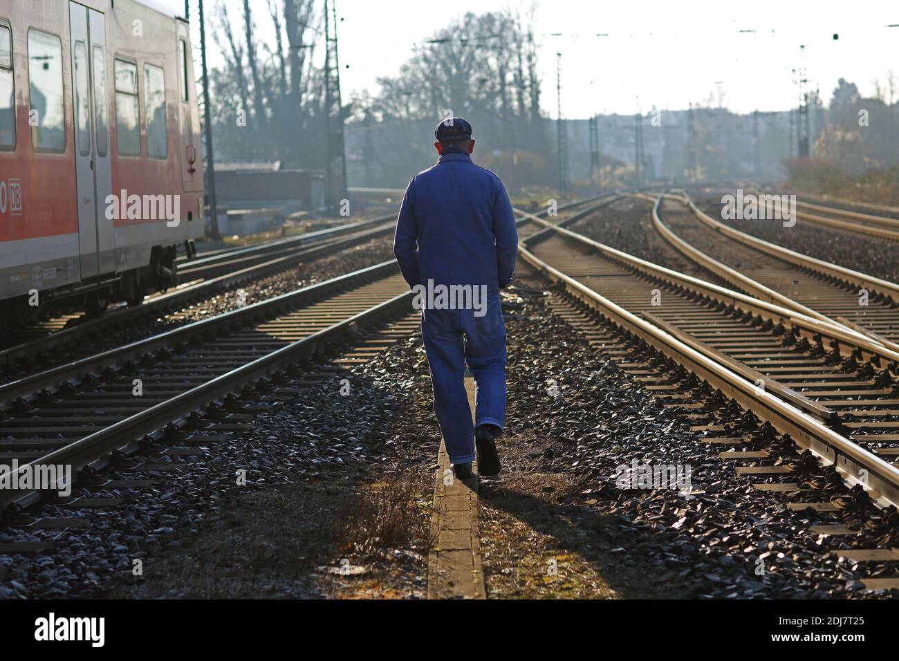 Rückansicht des Mannes, der auf Schienen läuft Stockfoto