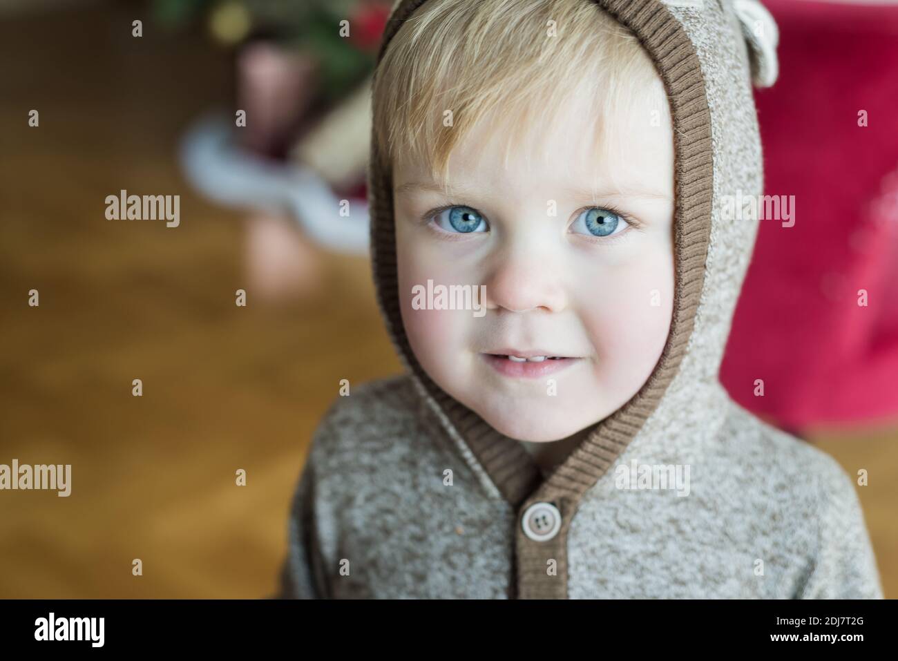 Ein Junge mit blauen Augen, der die Kamera anschaut Stockfoto