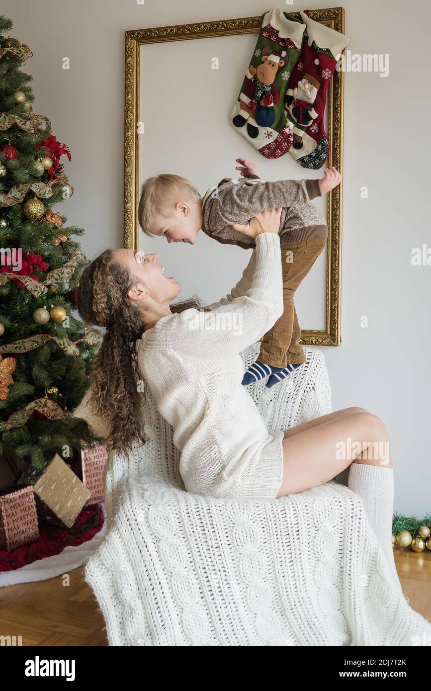 Mutter und ihr Sohn haben Spaß während der Weihnachtsferien Stockfoto