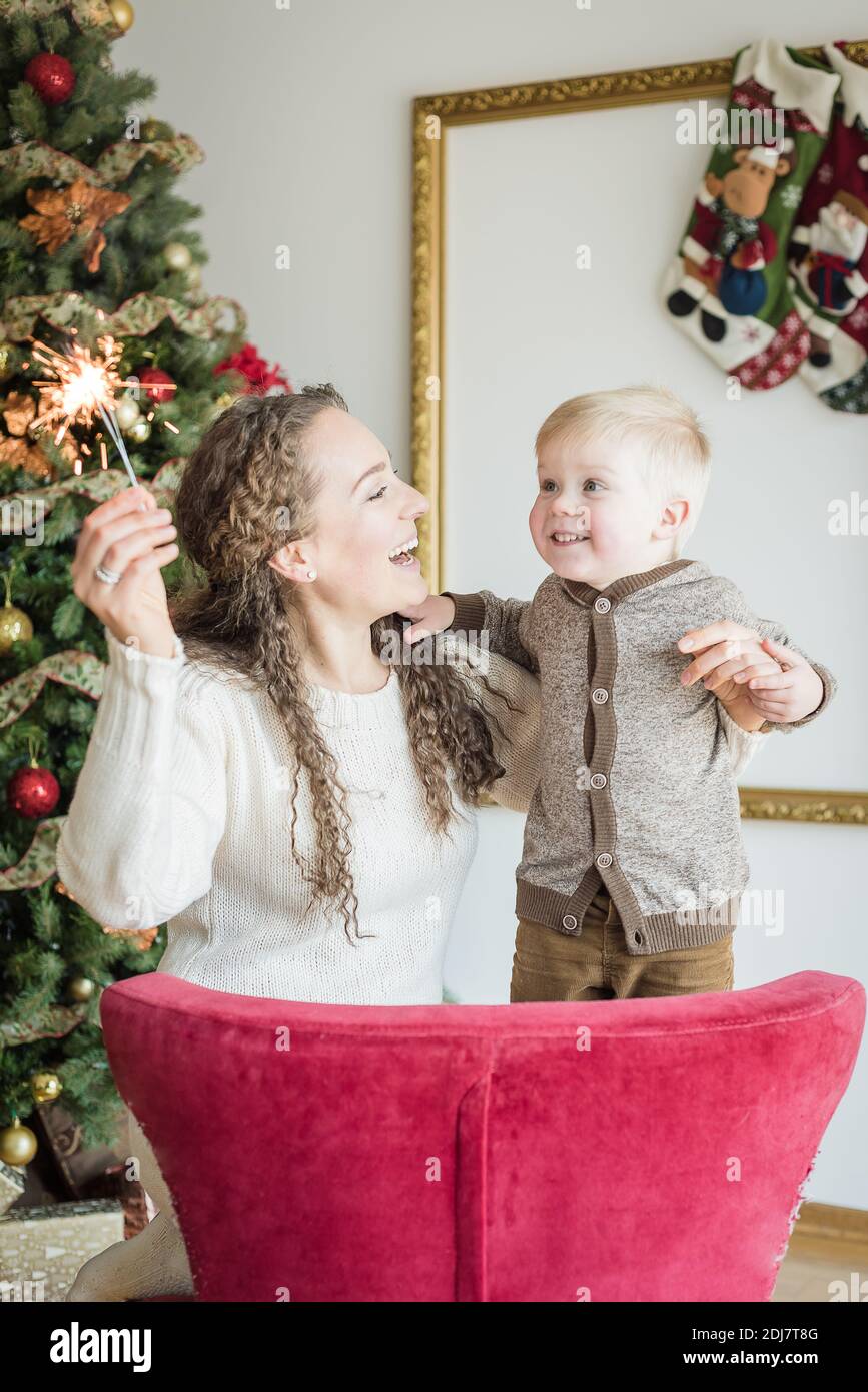 Glückliche Familie feiert neues Jahr mit Wunderkerzen Stockfoto