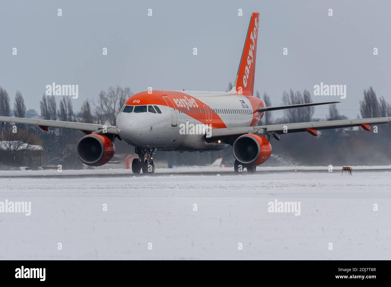 Schneebedeckter London Southend Airport, Essex, Großbritannien, mit einem easyJet-Flugzeug, das zum Start rollt, umgeben von Schnee und Hitze von Motoren Stockfoto