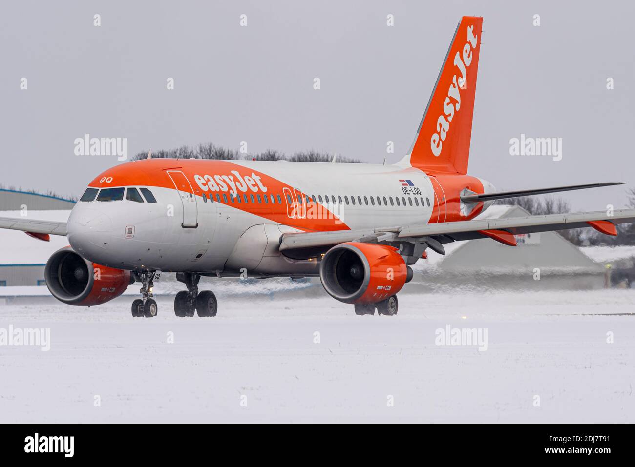 Schneebedeckter London Southend Airport, Essex, Großbritannien, mit einem easyJet-Flugzeug, das zum Start rollt, umgeben von Schnee und Hitze von Motoren Stockfoto