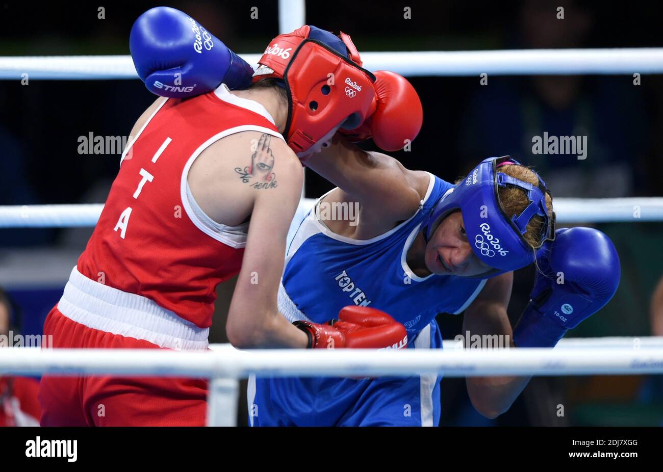 Estelle Mossy aus Frankreich kämpft gegen Irma Testa aus Italien in den leichten 57-60kg Frauen während des Boxens in Riocentro am 15. August 2016 in Rio de Janeiro, Brasilien. Foto von Lionel Hahn/ABACAPRESS.COM Stockfoto