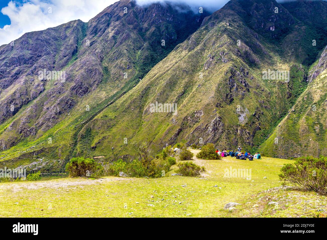 Führer, der zu einer Reisegruppe von Inka-Wanderern am Aussichtspunkt der archäologischen Stätte Llactapata, Scared Valley, Peru, führt Stockfoto