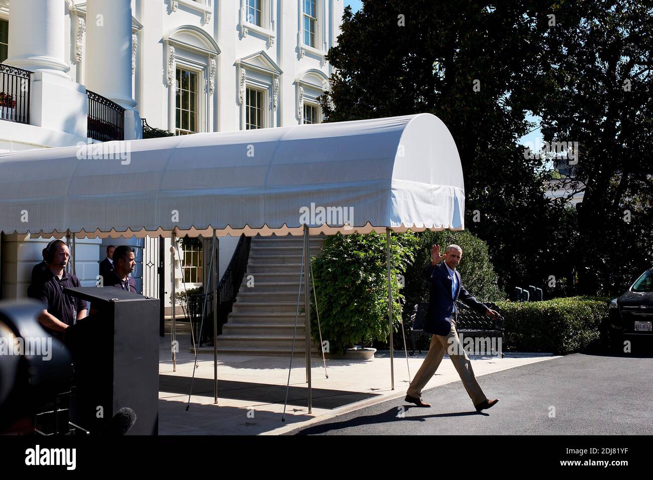 Präsident Barack Obama geht zu Marine One, als er am 23. August 2016 vom Weißen Haus in Washington, DC, USA, abreist. Der Präsident wird den Tag damit verbringen, die Überschwemmungsschäden und die Wiederaufbaubemühungen in Baton Rouge, Louisiana, zu betrachten. Foto von T.J. Kirkpatrick/Pool/ABACAPRESS.COM Stockfoto