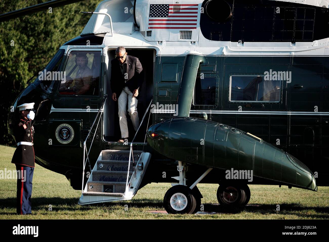 Präsident Barack Obama tritt aus Marine One zurück, als er am 23. August 2016 ins Weiße Haus in Washington, DC, USA, zurückkehrt. Der Präsident verbrachte den Tag damit, die Überschwemmungsschäden und die Wiederaufbaubemühungen in Baton Rouge, Louisiana, zu betrachten. Foto von T.J. Kirkpatrick/Pool/ABACAPRESS.COM Stockfoto