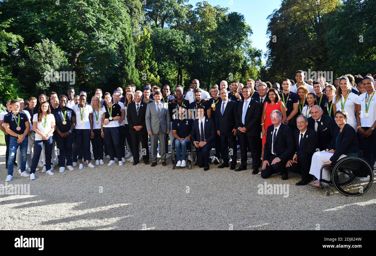 Französische Athleten posieren mit Präsident Francois Hollande, Premierminister Manuel Valls, der Pariser Bürgermeisterin Anne Hidalgo und dem Minister für Städte, Jugend und Sport Patrick Kanner (L), nachdem er am 23. August 2016 vom französischen Präsidenten im Elysée-Palast in Paris empfangen wurde. Die französische Olympiamannschaft kehrt mit insgesamt 42 Medaillen nach Frankreich zurück, ein Rekord nach dem Zweiten Weltkrieg nach den 41 Podiumsplätze in Peking. Im Detail gewannen französische Athleten 10 Gold-, 18 Silber- und 14 Bronzemedaillen. Foto von Christian Liewig/ABACAPRESS.COM Stockfoto