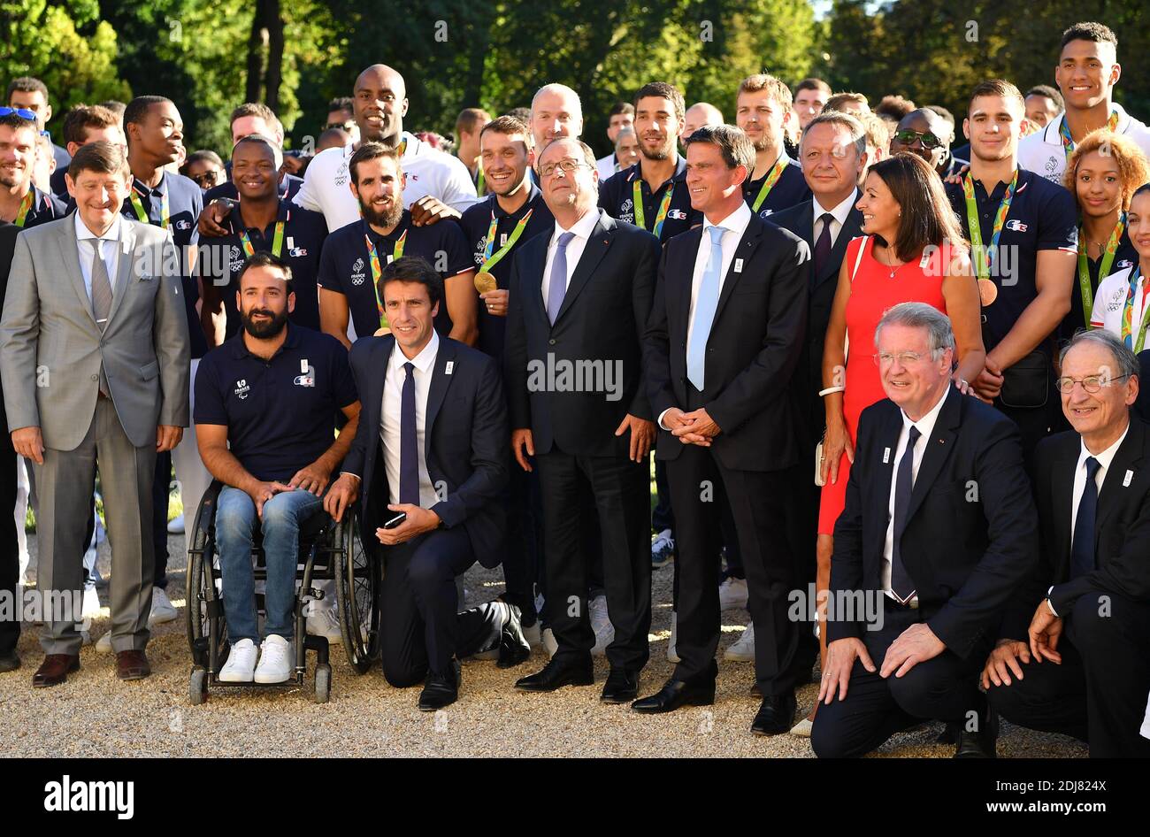 Französische Athleten posieren mit Präsident Francois Hollande, Premierminister Manuel Valls, der Pariser Bürgermeisterin Anne Hidalgo und dem Minister für Städte, Jugend und Sport Patrick Kanner (L), nachdem er am 23. August 2016 vom französischen Präsidenten im Elysée-Palast in Paris empfangen wurde. Die französische Olympiamannschaft kehrt mit insgesamt 42 Medaillen nach Frankreich zurück, ein Rekord nach dem Zweiten Weltkrieg nach den 41 Podiumsplätze in Peking. Im Detail gewannen französische Athleten 10 Gold-, 18 Silber- und 14 Bronzemedaillen. Foto von Christian Liewig/ABACAPRESS.COM Stockfoto